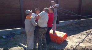 чтобы достать насос из скважины можно также использовать спецтехнику, например кран-манипулятор б/у